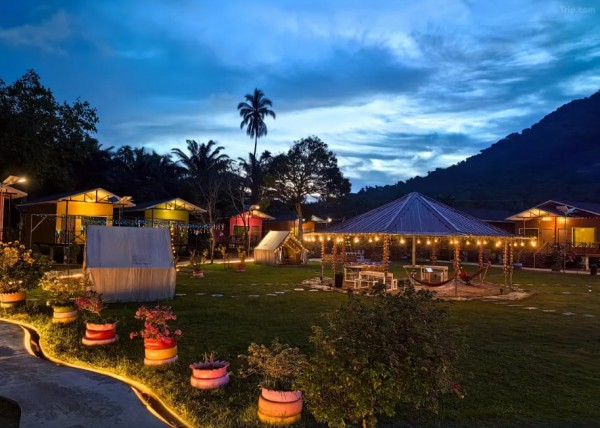 Semporna Hibiscus Resort (Chinese-speaking host / complimentary transfers from/to Semporna jetty / KTV & BBQ bar)